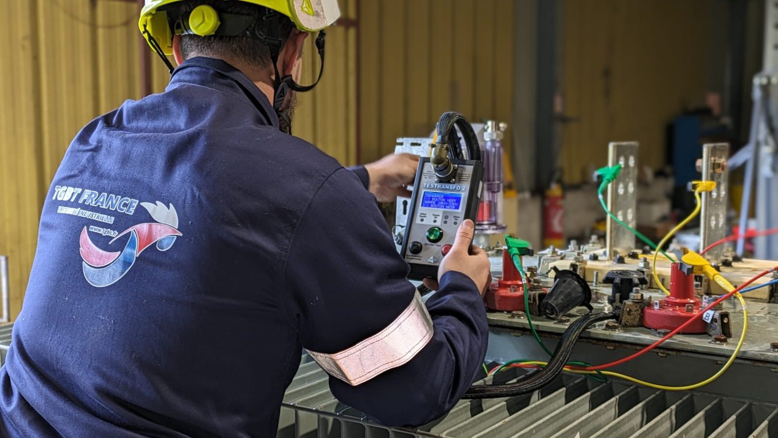 Technicien réalisant des mesures d’essai sur un transformateur HTA/BT