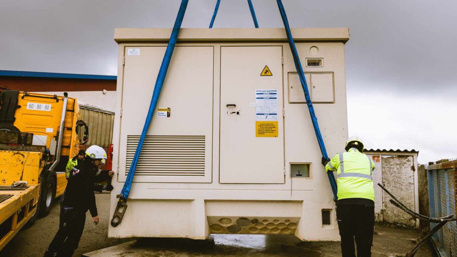 Mise en place par levage d’un poste de transformation préfabriqué en béton