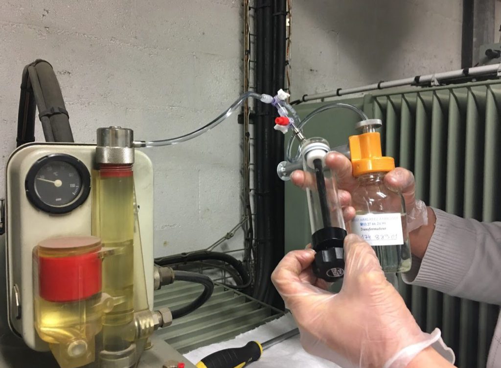 Prélèvement d’un échantillon d’huile diélectrique sur un transformateur